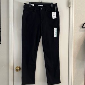 Levi’s women’s Mid-Rise Straight black jeans.  NWT